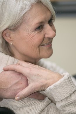 Ältere Frau mit Hand auf der Schulter