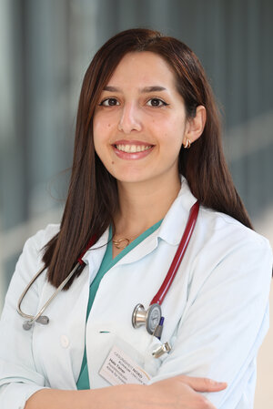 Portraitfoto Hala Tamer im weißen Arztkittel