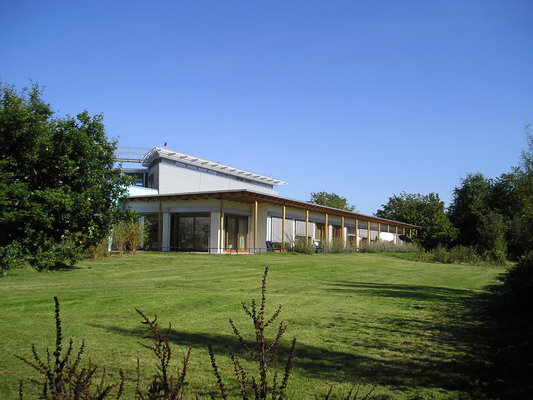 Das Stationsgebäude  vor blauem Himmel