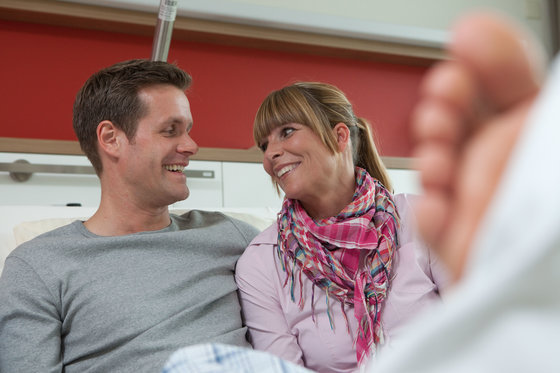 Vater und Mutter im Bett