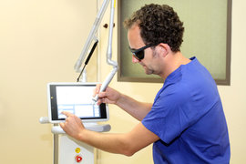 Dr. Zutt während einer Laseruntersuchung