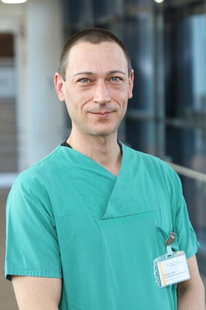 Portraitfoto von Nils Klages in grüner Dienstkleidung