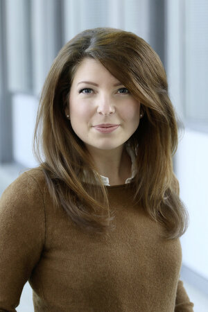 Portraitfoto Nicole Garmhausen in Zivilkleidung (brauner Pullover)