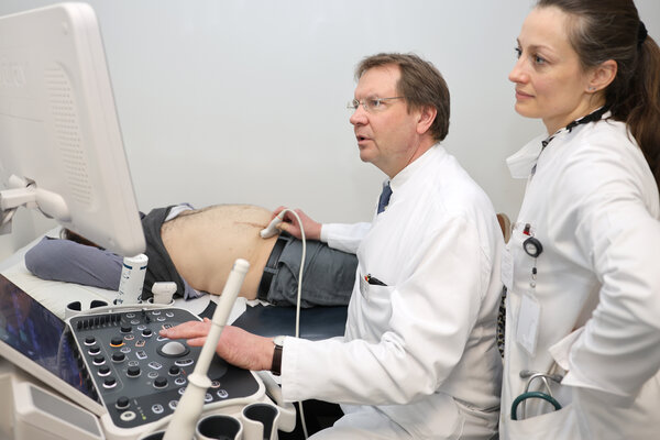 Prof. Dr. Jens Lutz und Oberärztin Dr. Susi Knöller am Ultraschallgerät