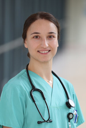 Portraitfoto Randa Mahmoud in grüner Dienstkleidung