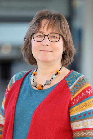 Portraitfoto Cordula Dehmel in farbenfroher Zivikleidung