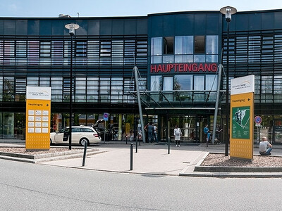Ansicht Haupteingang des Klinikums Links der Weser