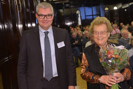 Prof. Dr. Sebastian Melchior und Gudrun Hold mit einem Blumenstrauß.