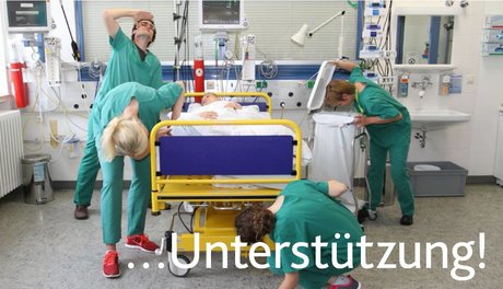Drei Pflegekräfte in deutlichen Suchpsoitionen in einem leeren Patientenzimmer...