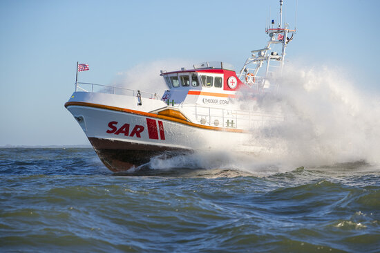 Seenotrettungskreuzer THEODOR STORM auf der Nordsee mit hohen Wellen