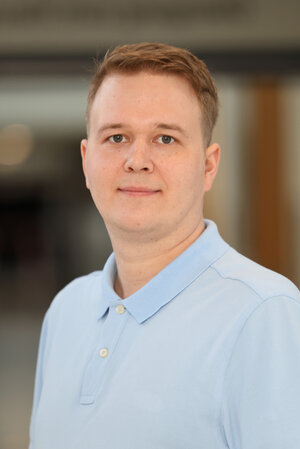 Portraitfoto Jonas Braun in Zivilkleidung