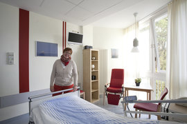 Stationspflegeleiterin Petra Westphal im neuen Zimmer