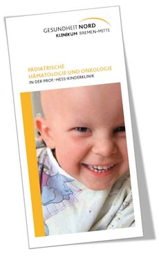 Kleiner Junge - durch Chemotherapie ohne Haare - lächelt
