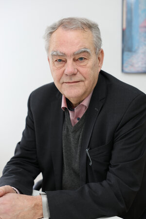 Portraitfoto Dr. Martin Bühing in einem schwarzen Anzug