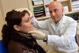 Prof. Dr. Can Cedidi mit Fariba Moradi bei einer Nachuntersuchung im Klinikum Bremen-Mitte.