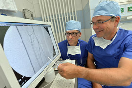 Foto von Chefarzt Prof. Dr. Heiner Wenk  zusammen mit seinem Oberarzt Dr. Heiko Kausch