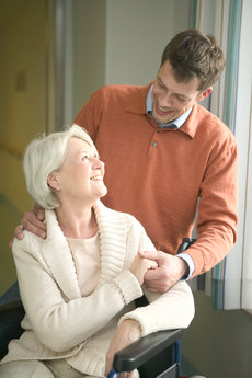 Ältere Patientin mit Sohn