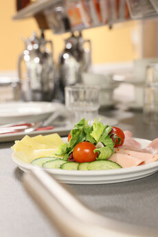 Frühstücksteller mit frischem Gemüse