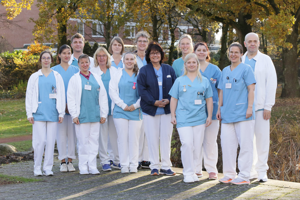 Teamfoto vor dem Krankenhaus