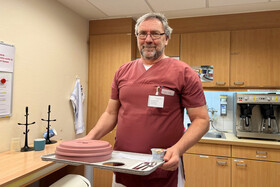 Reinhold Peters in Dienstkleidung auf der Palliativstation