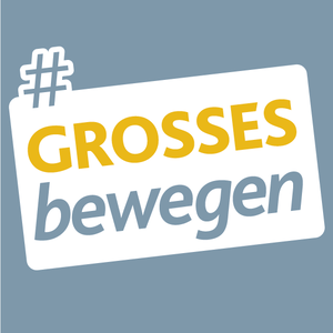 Graues Quadrat mit einem weißen Feld und dem gelb-blauen Schriftzug Grosses bewegen