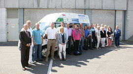 Gruppenbild vor Krankentransportfahrzeug