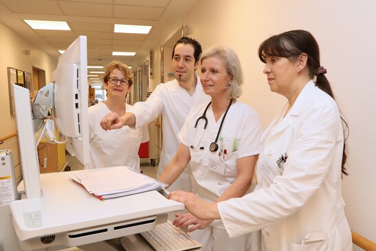 Medizinische Fachkräfte schauen sich gemeinsam etwas auf einem Monitor an