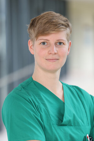 Portraitfoto Maren Bartels in grüner Dienstkleidung