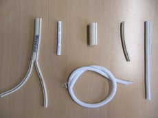 Standardgewebe sind Polyester (= Dacron) und Polytetrafluorethylen (= PTFE, Goretex ®). Der Bypass beginnt am Spendergefäß und endet am Empfängergefäß. Der Name des Bypasses gibt dessen Verlauf wieder. Aorto-femoral: von der Bauch- zur Leistenschla