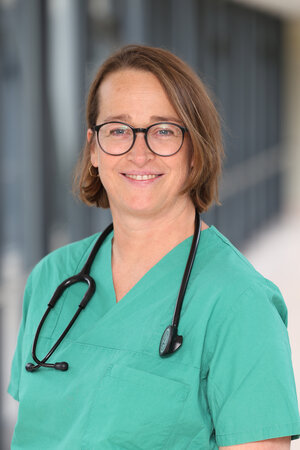 Portraitfoto Heike van Wasen in grüner Dienstkleidung