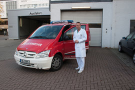 Dr. Frank Wolffgramm und der neue Mercedes-Benz Vito der Feuerwehr Bremen