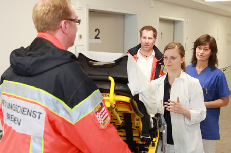 Notfallteam bei der Patientenübergabe (Rettungsmittel-> Krankenhaus)