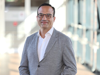 Portraitfoto Prof. Dr. Maher Hanoun auf einem Krankenhausflur