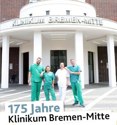 Vier Pflegekräfte vor dem Haupteingang