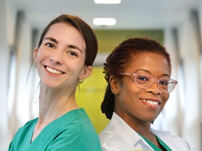 Ein weiße und eine schwarze Kollegin aus dem ärztlichen Bereich