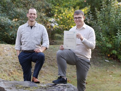 Fabian Knoke und Mattis Keil vor der Gesundheit Nord - mit Zertifikat