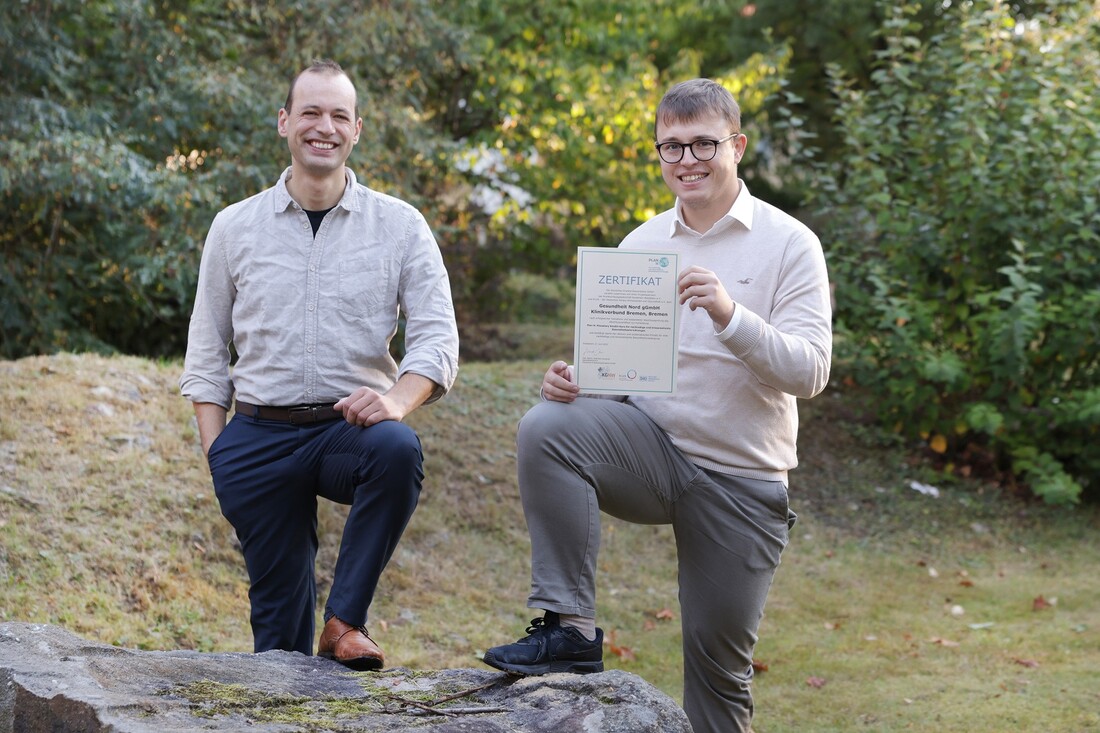 Mattis Keil und Fabian Knoke mit dem Zertifikat vor der Gesundheit Nord