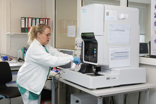 Foto Labormitarbeiterin am Gerät