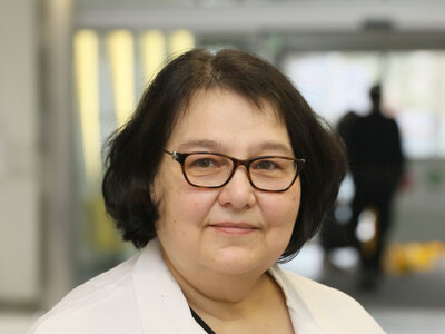 Portraitfoto Sabine Bunten in weißer Dienstkleidung
