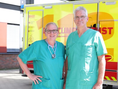 Claudia Spöler und Dr. Fran Wösten vor der Notaufnahme im KBM