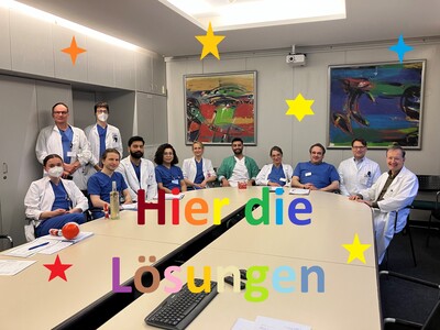 Foto vom Weihnachtsdienst-Team der Neurologie mit dem Schriftzug Hier die Lösungen