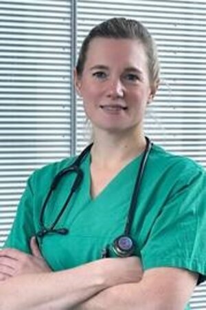 Portraitaufnahme Dagmar Schulte in grüner Dienstkleidung