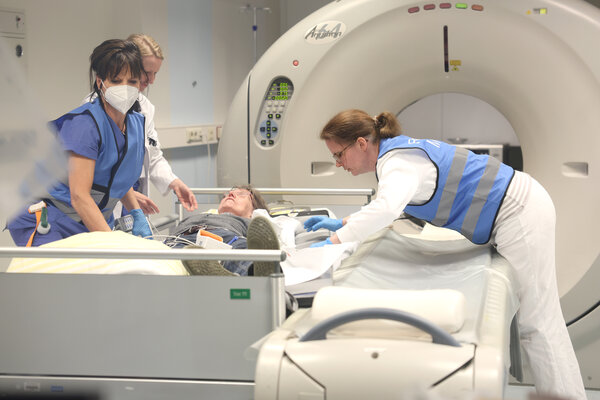 Eine Patientin wird zum CT umgebettet