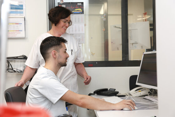 Pflegepersonal am Monitor bei der Übergabe