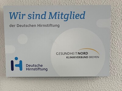 Türschild im KBO mit dem Hinweis auf die Deutsche Hirnstiftung