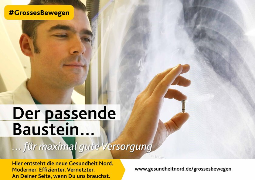 Ein Arzt hält einen implantatierbaren Herzschrittmacher vor ein Röntgenbild