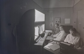 Röntgen 1950, Mediziner vor Röntgenbildern 