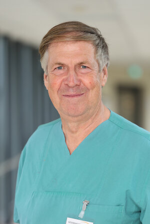 Portraitfoto Dr. Gerald Bandemer in grüner Dienstkleidung