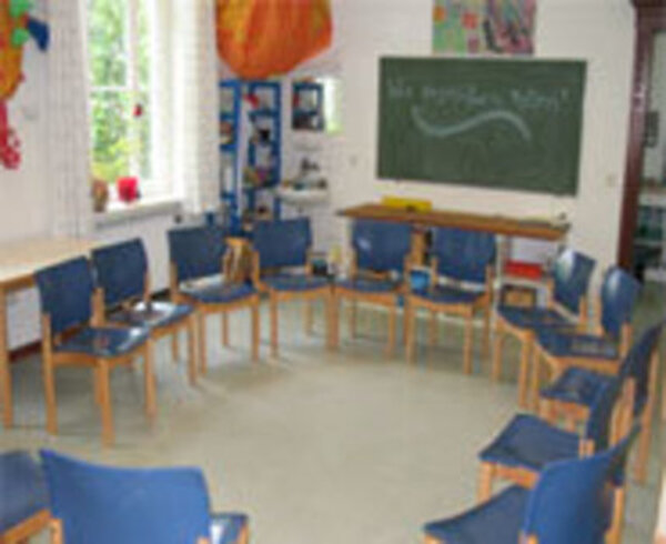 Das Foto zeigt einen Stuhlkreis in der Kindertagesklinik