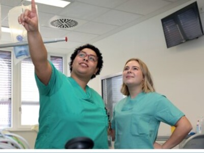 Zwei Pflegende auf der Intensivstation 